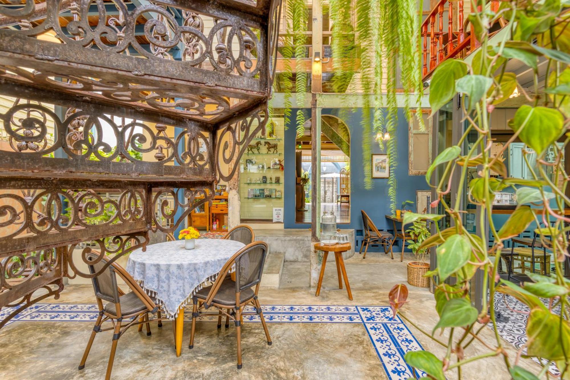 Priya Boutique House Bed and Breakfast Bangkok Exteriör bild